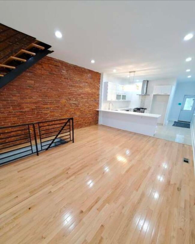 Building Photo - 5425 Catharine St