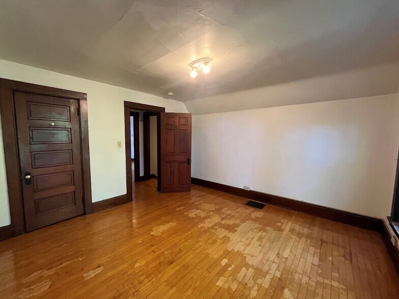 Building Photo - 1037 Jenifer St