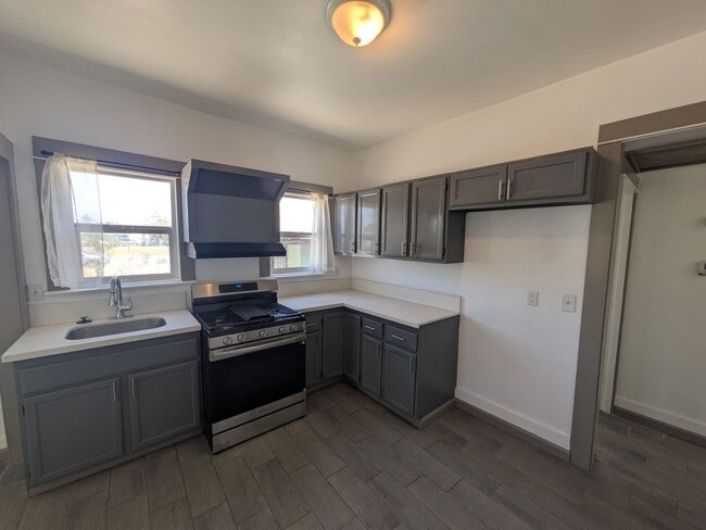 Building Photo - Bright & Clean 2 Bed | 1 Bath Home With a separate Den– 906 Sq. Ft. with Private Parking! Now Ava...