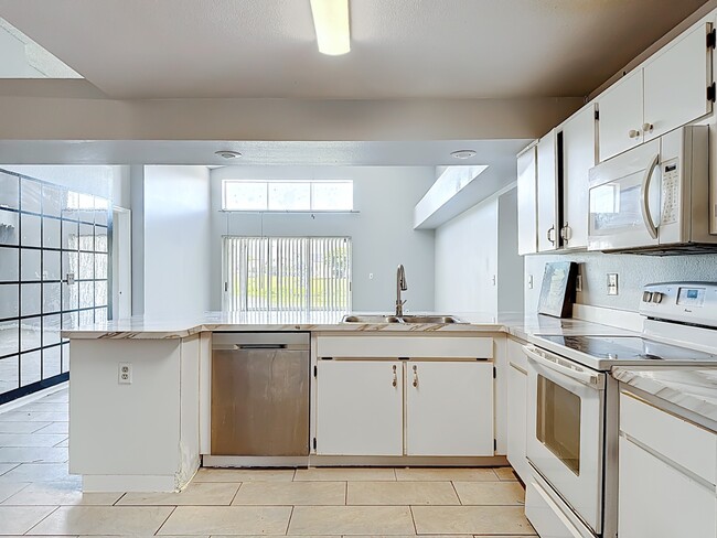 Building Photo - Spacious 4-Bedroom Retreat with 2 Baths in Brandon - 2103 Sq. Ft. of Comfort Awaits!