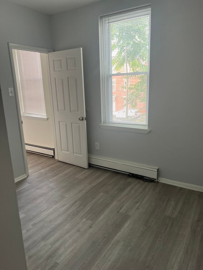 Building Photo - 424 E Girard Ave