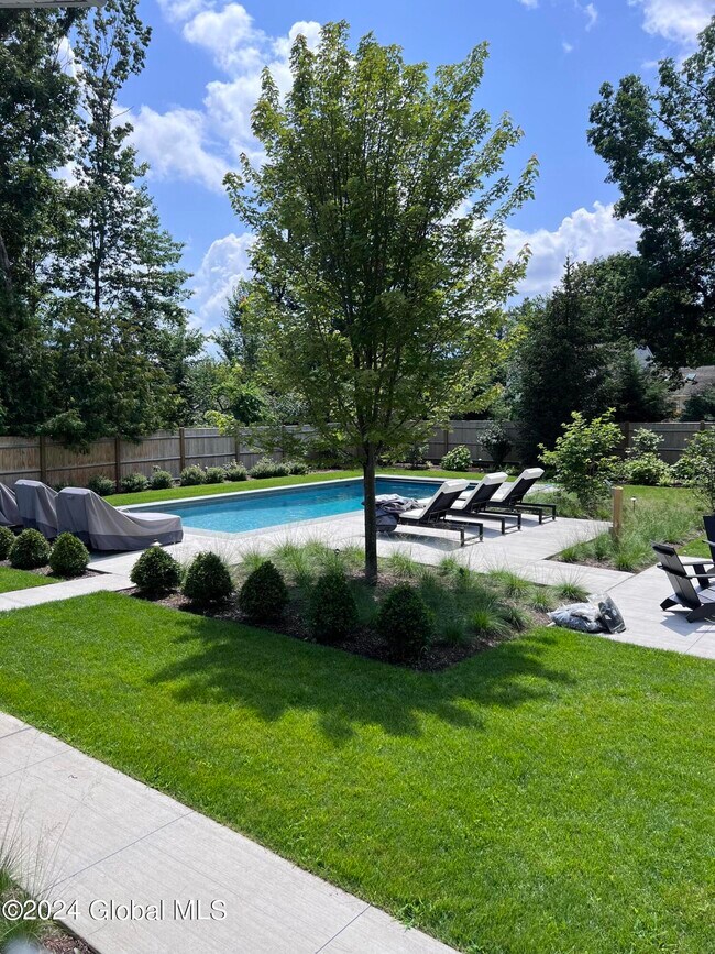 Building Photo - 27 Evergreen Dr