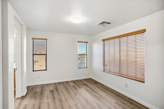 Building Photo - Beautiful 3 Bed Home With 3 Full Baths And Bed and Full Bath On 1st Floor