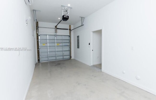 Building Photo - 7107 NE 4th Ct