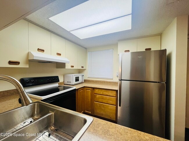 Building Photo - 555 Aster Ct