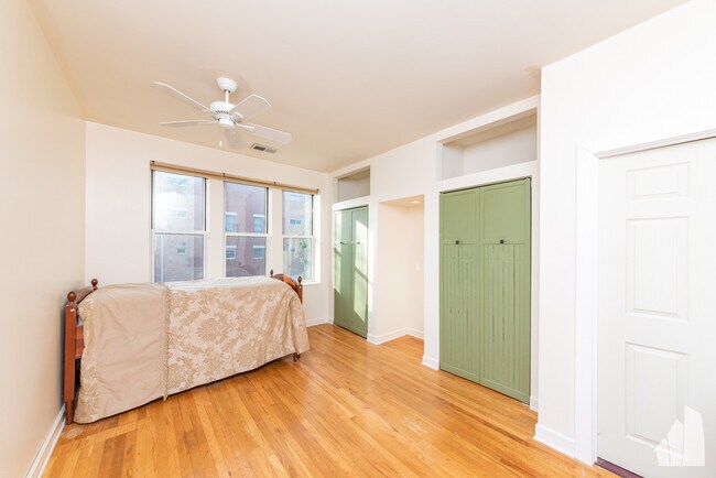 Building Photo - 3945 N Christiana Ave