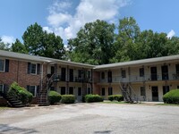 Building Photo - 2 bedroom, 1 bath apartment in small compl...