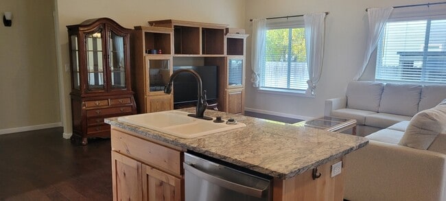 Building Photo - 108 SW Little Meadow Ln