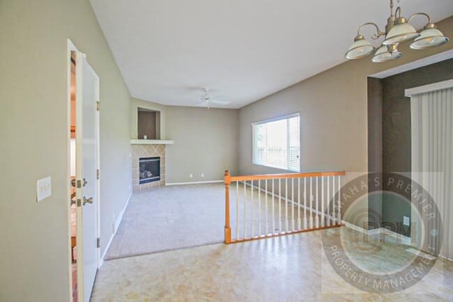 Building Photo - Deposit Special: $500 off rent! Beautiful ...
