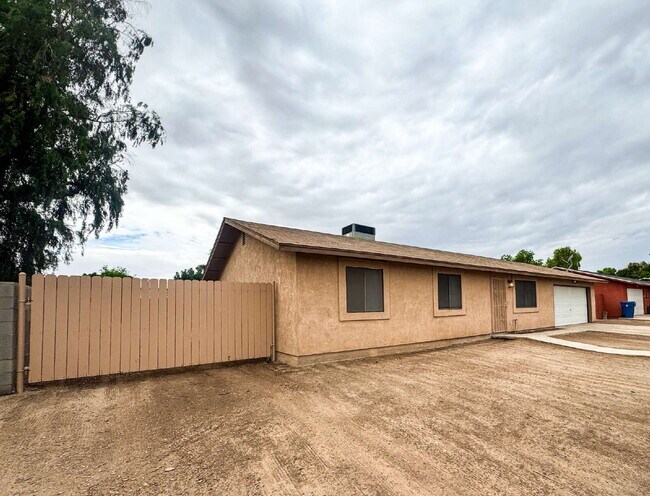 Building Photo - "Centrally located 3 bedroom, 2 bathroom H...