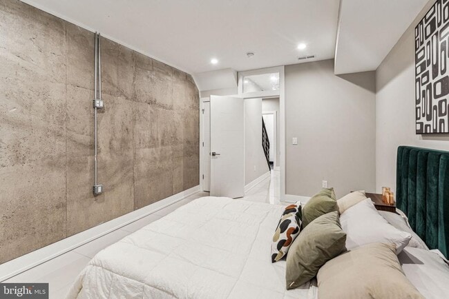 Building Photo - 1514 S Bambrey St