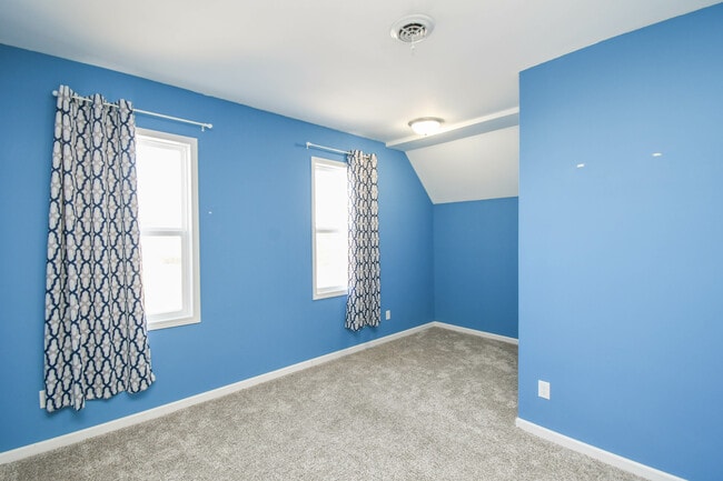 Building Photo - 817 W 12th St