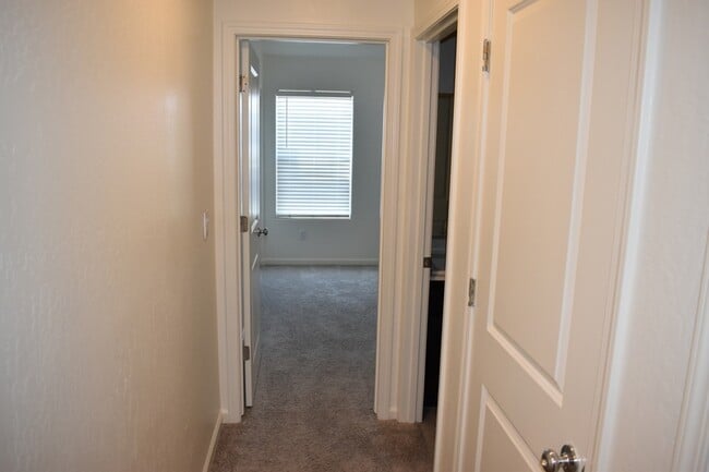 Building Photo - 698 Jessie Dr
