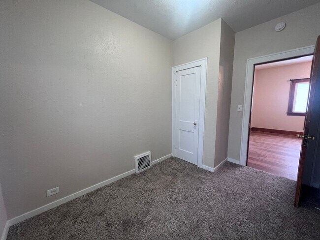 Building Photo - Updated Single Family Home!