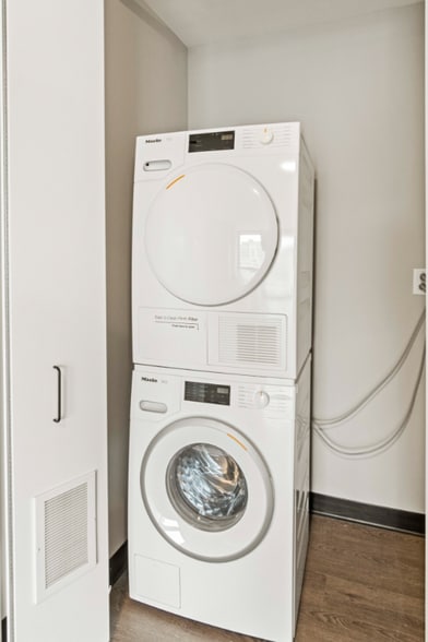 Building Photo - 1954 W Ogden Ave