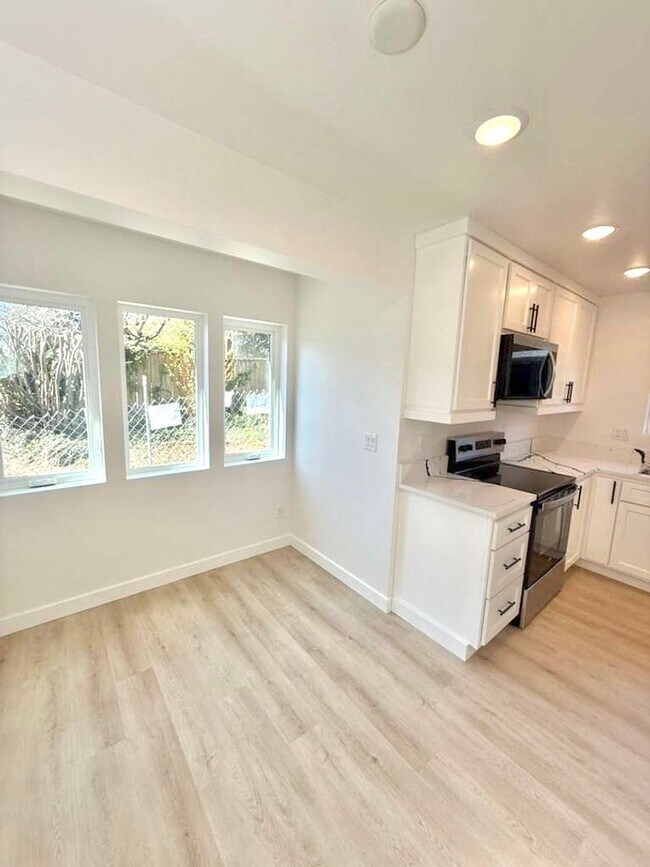 Building Photo - Arbor Heights 2-Bedroom Home in a Prime Location