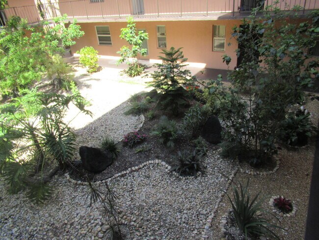 Building Photo - 2841 Somerset Dr