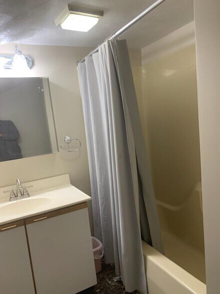 Full Bath - 14 Arthur St