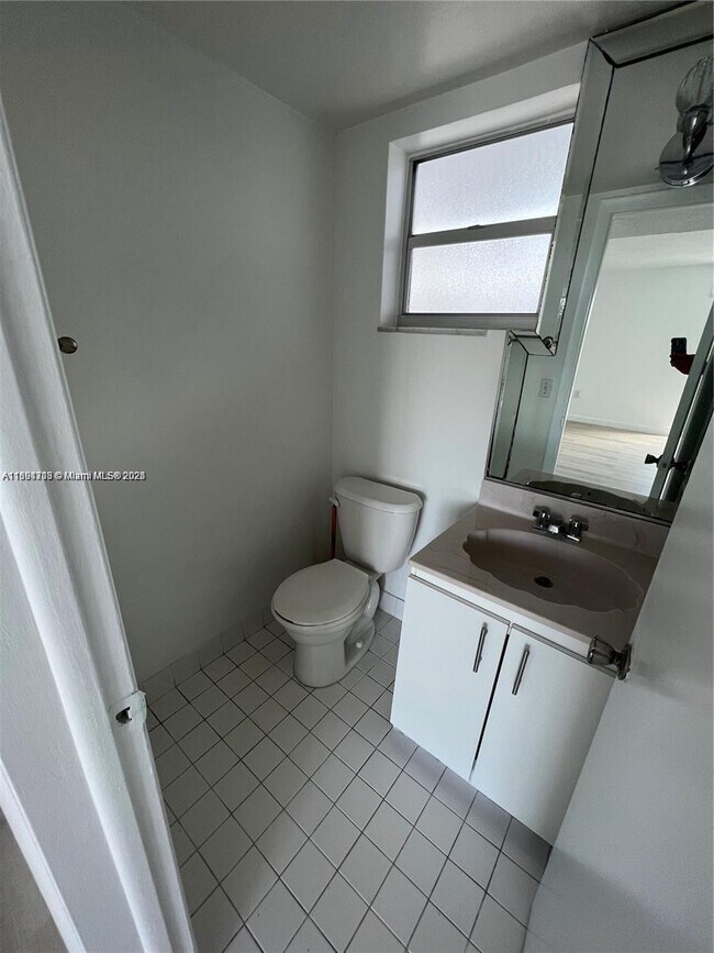 Building Photo - 1145 Normandy Dr
