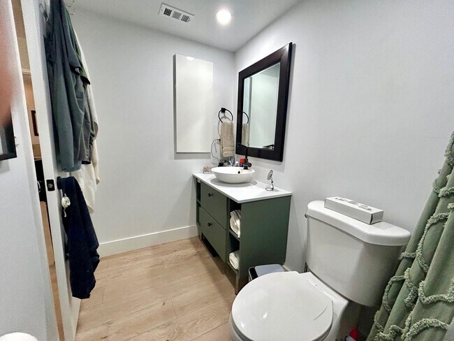 Building Photo - 1050 Country Club Dr