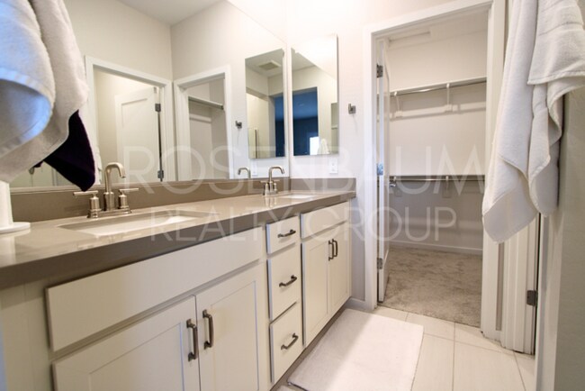 Building Photo - Stunning 3-beds, 2.5-baths townhome in the...