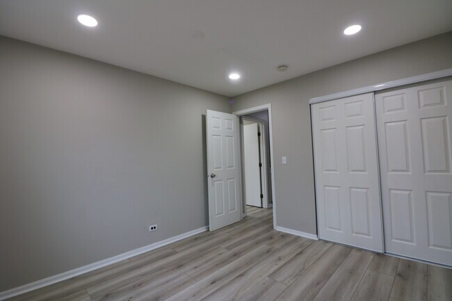 Building Photo - 360 Farmingdale Cir