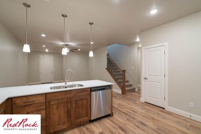 Building Photo - Newer Townhome in Hurricane Heights