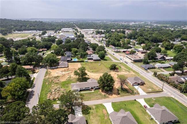 Building Photo - 2020 Country Club Ave