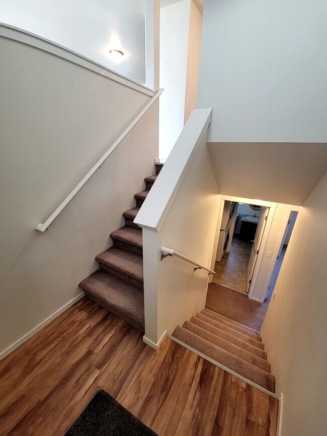 Building Photo - Large 4 Bed Split, Available Now! Pets Okay!