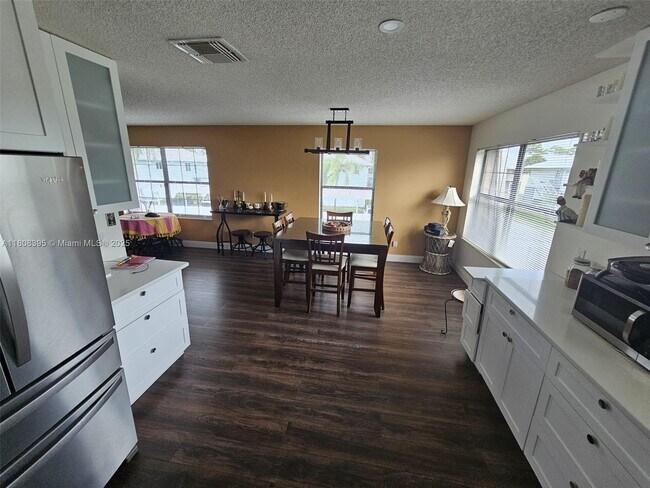 Building Photo - 161 SE Village Dr