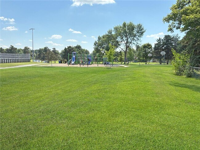 Building Photo - 11225 Hampshire Ct W