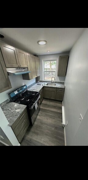 Building Photo - 208 Carnation St