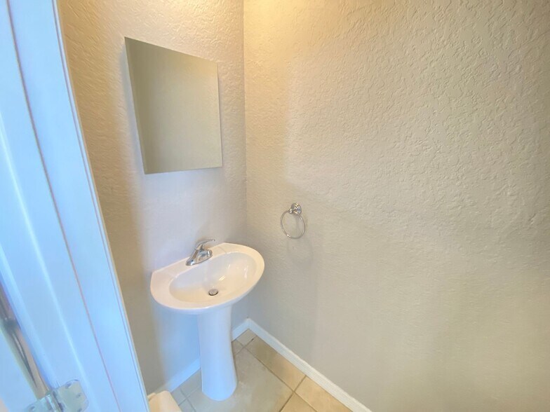 Building Photo - First months rent Half off! Beautiful 2/1.5 Condo in Orlando! New Carpet!
