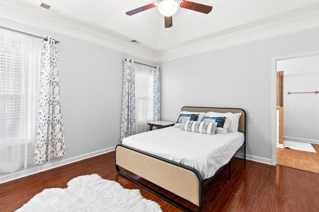 Building Photo - Furnished Townhome – All Inclusive | Gated...
