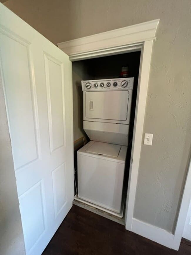 Building Photo - 3 Bedroom House on Jefferson St Near Downt...