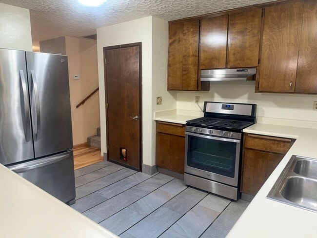 Building Photo - Pet-Friendly AMAZING Home Close To Town, Yet Private And Peaceful!
