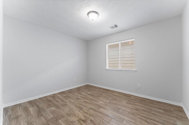 Building Photo - 5041 Willow Point Dr