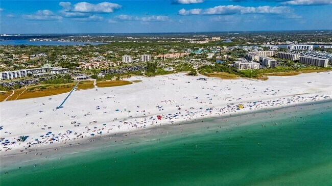 Building Photo - 2335 Oak Terrace