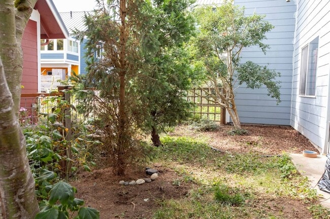 Building Photo - Lovely Langley Condo and Pet Friendly!