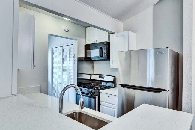 Building Photo - "Charming 2 Bed Apartment in Austin, TX wi...