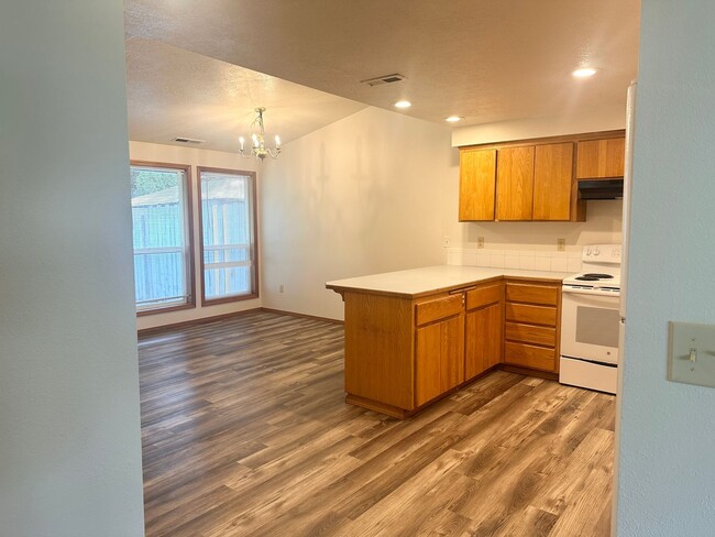 Building Photo - 3 Bedroom 2 Bath McMinnville OR