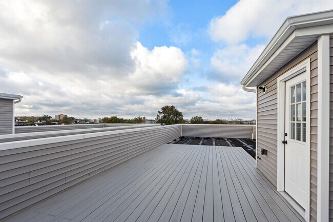 Building Photo - 277 Pearsall Ave
