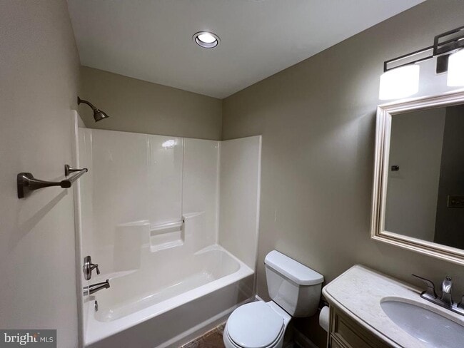 Building Photo - 6924 Fairfax Dr