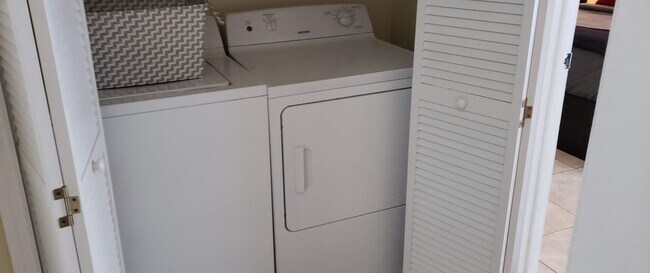 Building Photo - Beautiful  Furnished 1/1 condo x Rent  in Winter Park Next to Full Sail University !