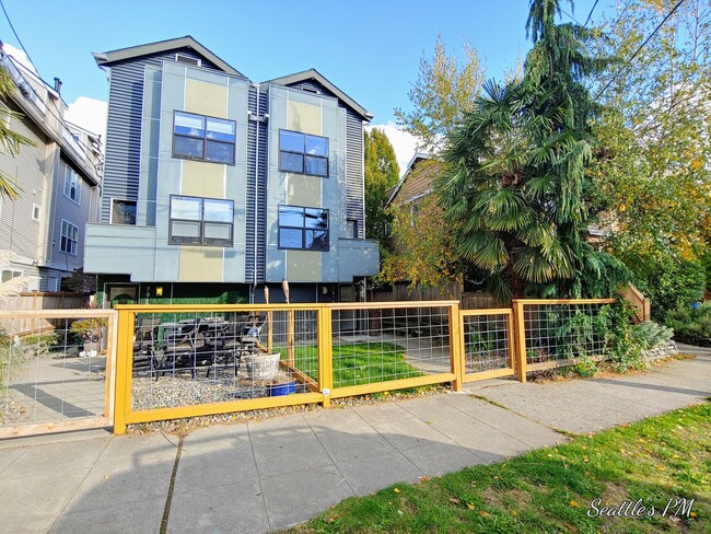 Primary Photo - Stunning 3 Bedroom Townhouse in Greenlake!