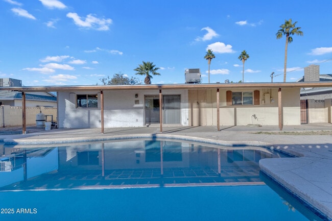 Building Photo - 517 E Hermosa Dr