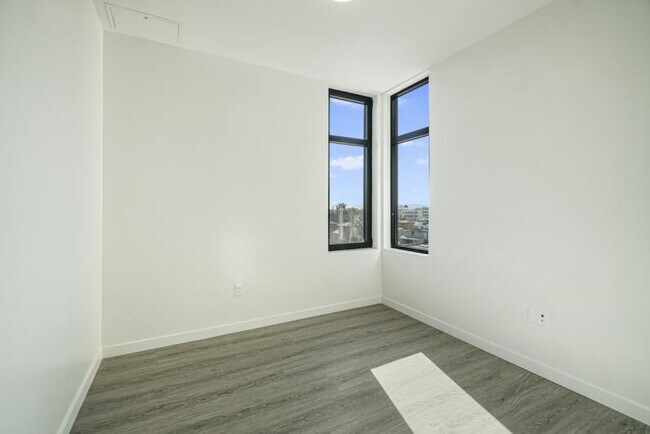 Building Photo - New Contemporary Sunny Apartment With Views