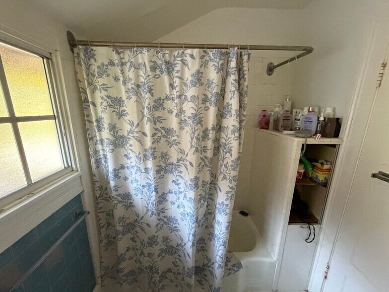 Tub/shower - 2615 Parker St