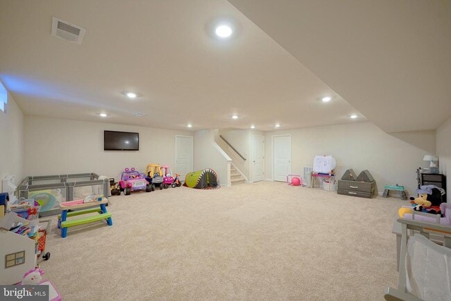 Building Photo - 65 Westmont Dr