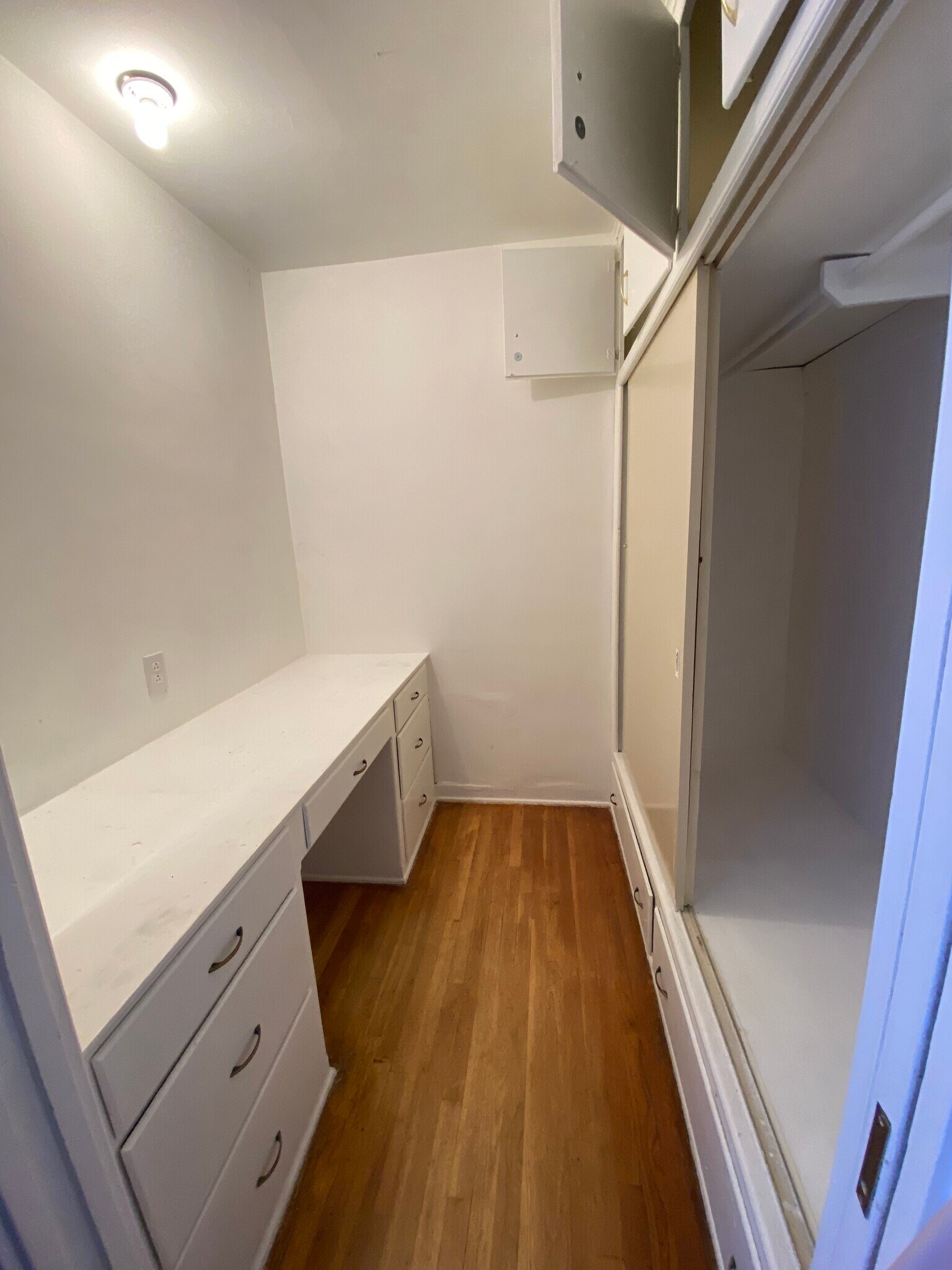 Building Photo - 3045 Edgehill Dr